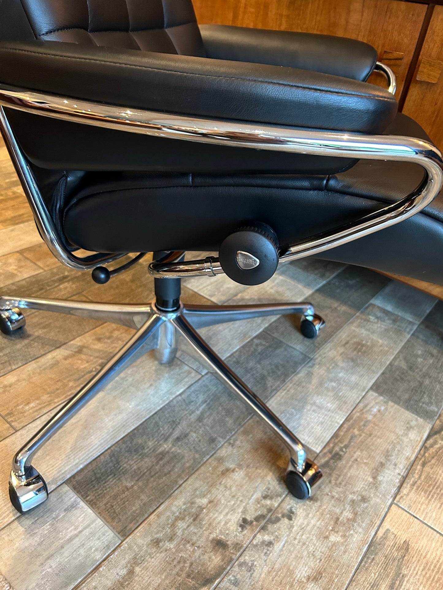 Erokness Stressless London Recliner in Black Leather