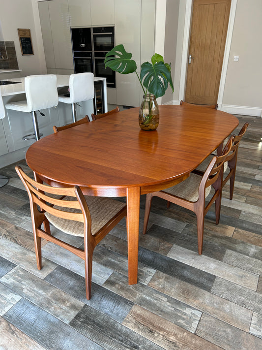 Danish Mobler MC Extendible dining table and 6 chairs